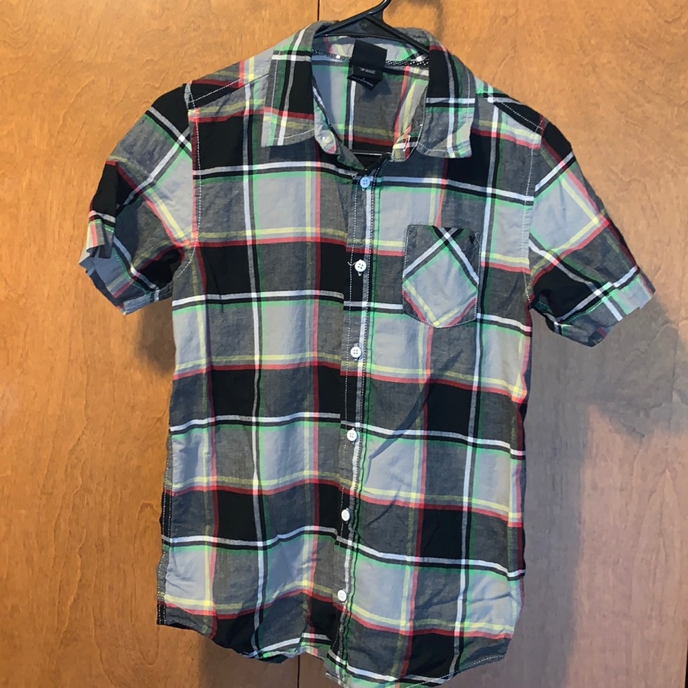 GUC child’s black plaid short sleeve button down shirt - size L